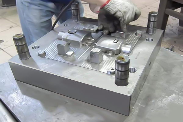 金型試験前の準備作業  Szmolding.com 
